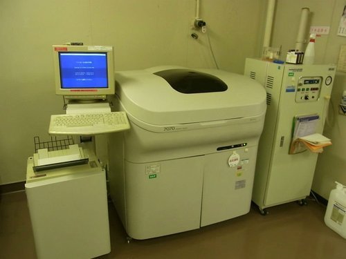 A white computer system with a fully equipped Autoanalyzer