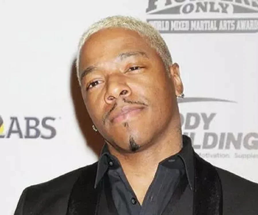 Sisqo wearing a black suit